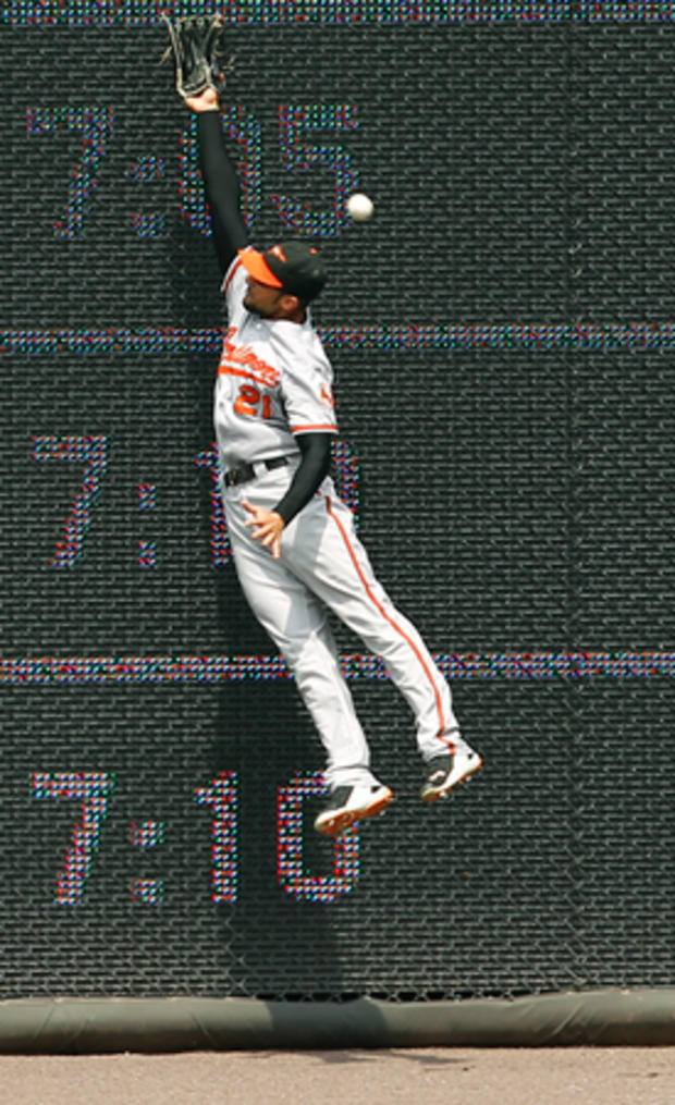 Nick Markakis leaps but misses a catch 