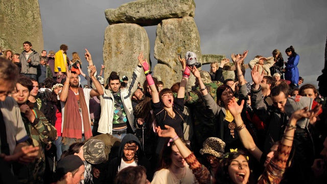 stonehenge_solstice_AP11062116945.jpg 