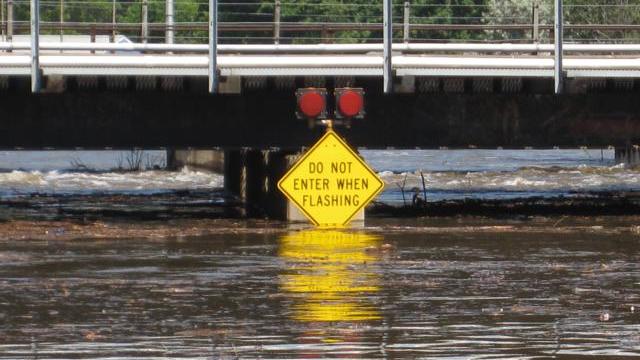 aFlooded_Minot,_North_Dakota_6-23-11_005_640x480.jpg 