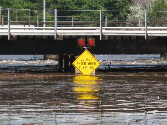 aFlooded_Minot,_North_Dakota_6-23-11_005_640x480.jpg 