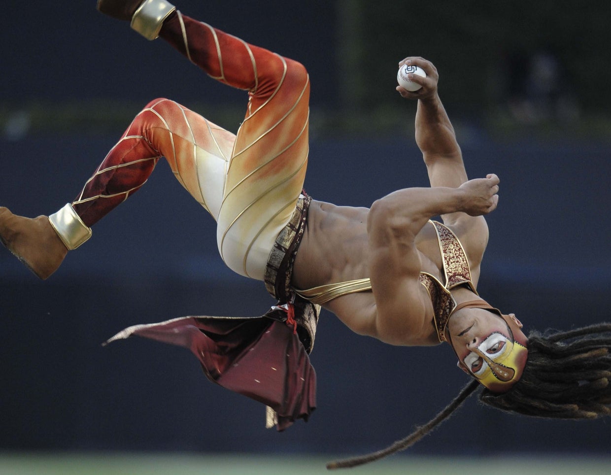 Performer's ceremonial first pitch wows SD fans - CBS News
