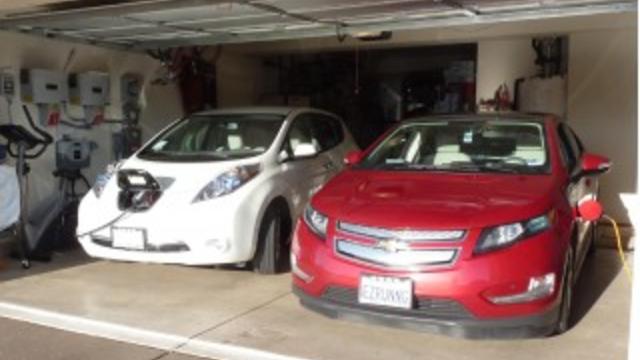 wpid-2011-nissan-leaf-and-2011-chevy-volt-with-charging-station-visible-photo-by-george-parrott_100343305_s_14.jpg 