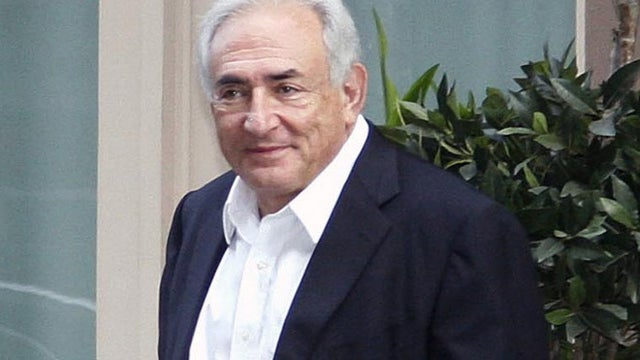 Strass Kahn leaving his house  