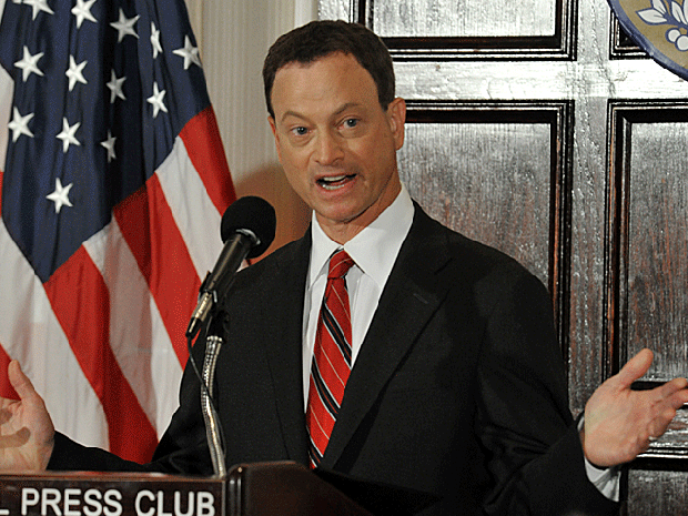 021-sinise-talks.gif 