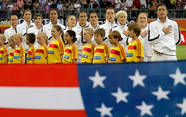 US players stand behind the country flag 
