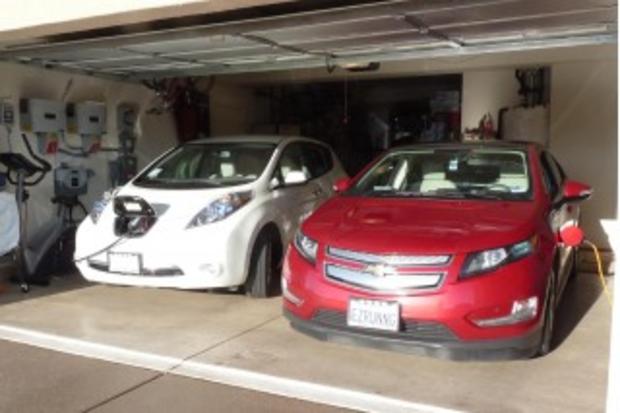 wpid-2011-nissan-leaf-and-2011-chevy-volt-with-charging-station-visible-photo-by-george-parrott_100343305_s_16.jpg 