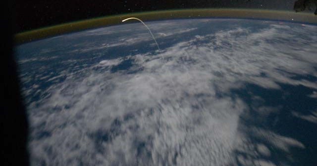 Photo of a lifetime: Shuttle's fiery trip home - CBS News