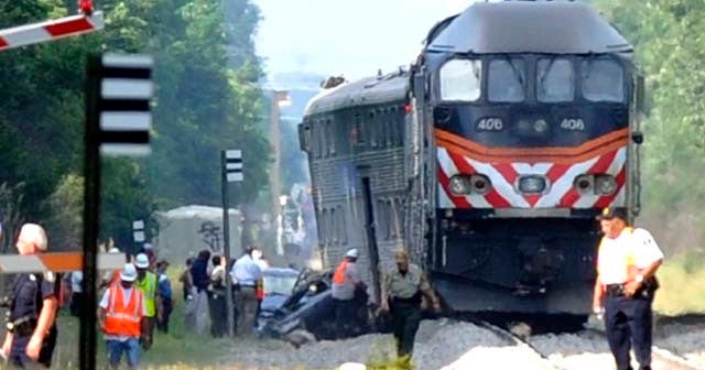 2 killed in train accident near Chicago - CBS News