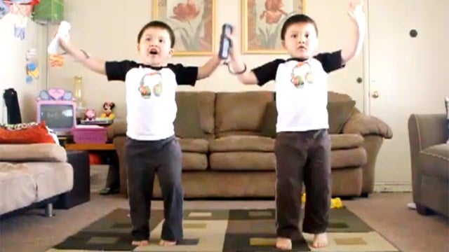 twins dance to hey ya 
