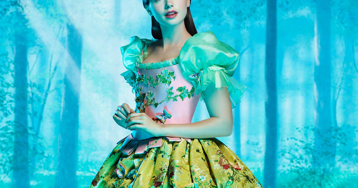 First look Lily Collins as Snow White CBS News