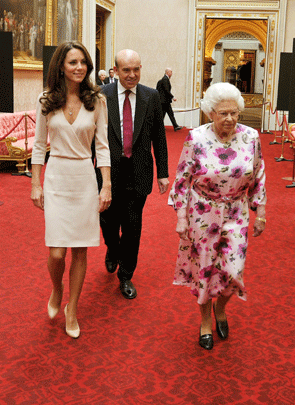 022-a-brit-queen-kate-walk.gif 