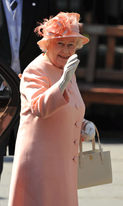 007-queen.gif 