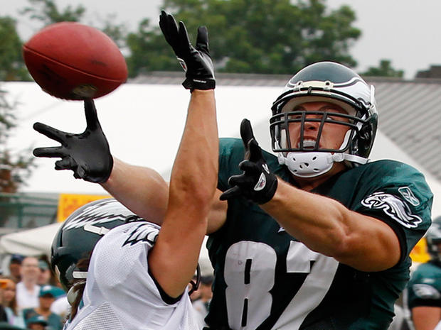 Brent Celek attempts to catch the ball  