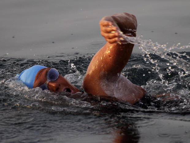Diana Nyad sets off to attempt a swim from Cuba to the Fla. Keys 