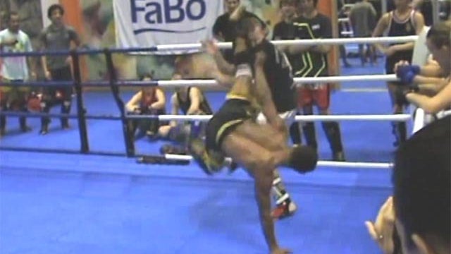 muay thai handstand kick 