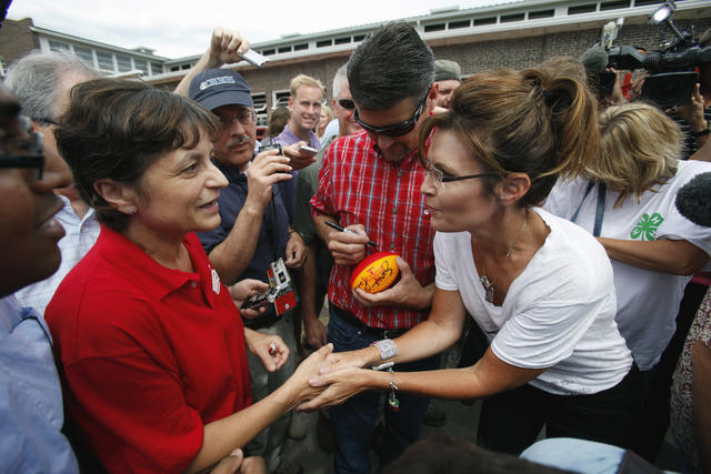 Sarah Palin defends Michele Bachmann jabs Rick Perry CBS News