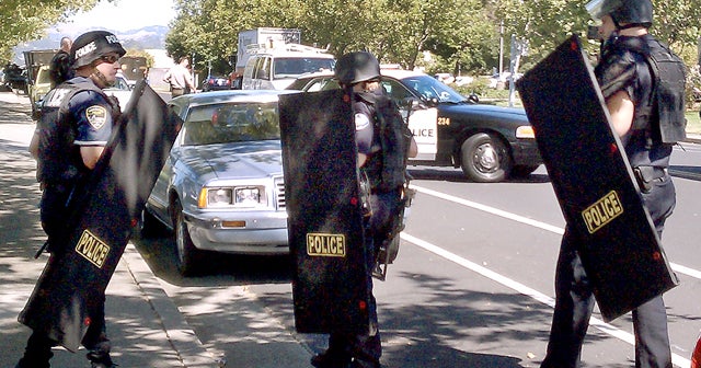 Gunman takes police standoff to 2nd day at hotel CBS News