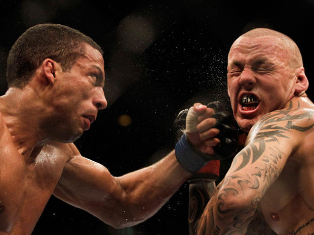 Edson Barboza punches Ross Pearson 