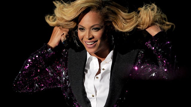 Beyonce announces pregnancy at VMAs 