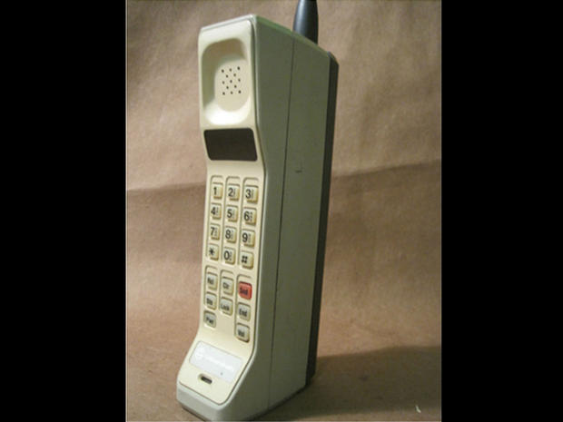 1983-Motorola_DynaTAC_8000X.jpg 