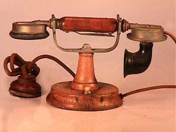 Wood cradle desk telephone - 1885 