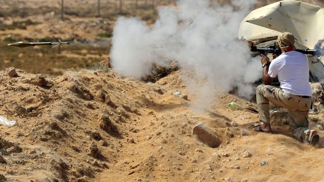 Libyan revoultionary fighteres fire towards Sirte 