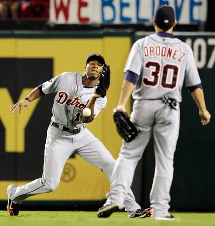 Austin Jackson misses a fly ball 