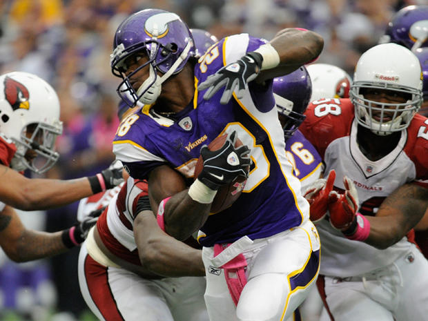 Adrian Peterson avoids a tackle 