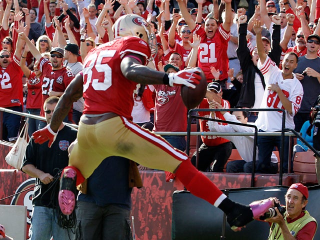Vernon Davis celebrates 