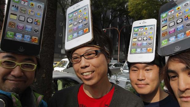 4S hits the streets, Apple fans go nuts 