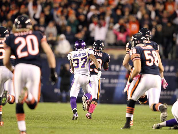 Devin Hester returns a kick off for a 98 yard touchdown 