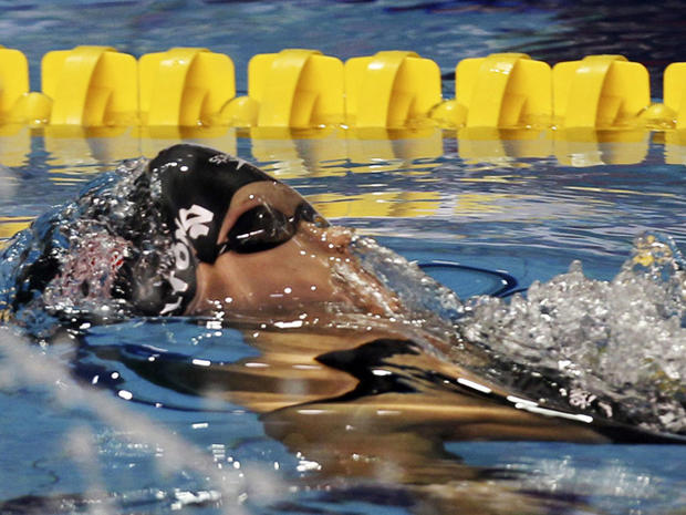 Elizabeth Petlon swims to win the silver medal 