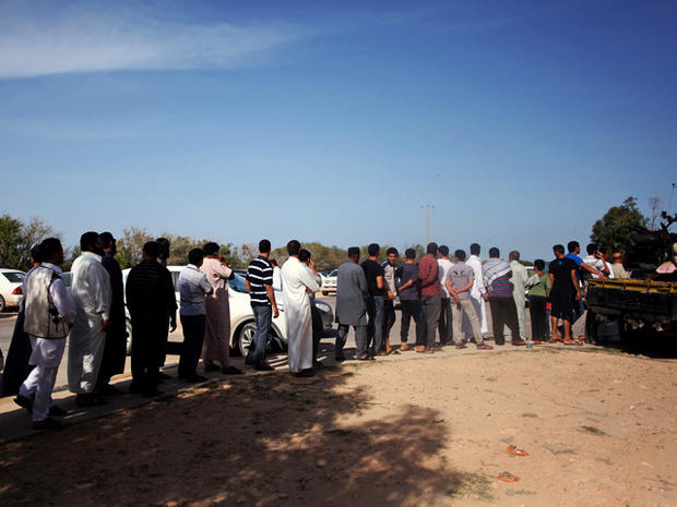 Libyans line up to view Muammar Qaddafi's body  