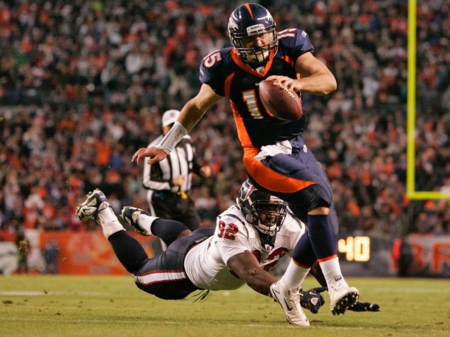Tim Tebow escapes a diving effort  
