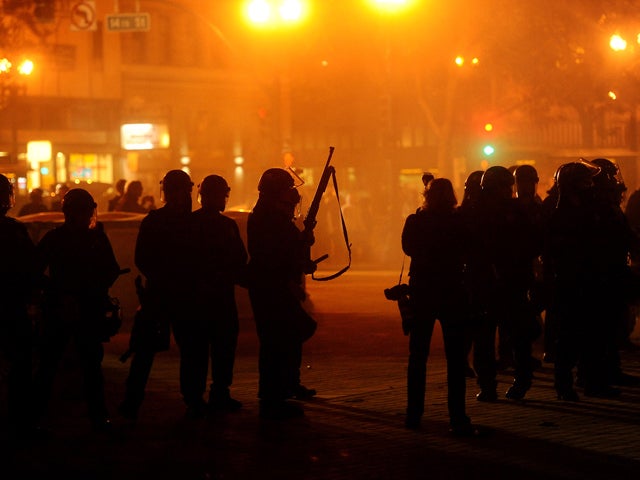 Police prepare to enter Occupy Oakland's City Hall encampment 