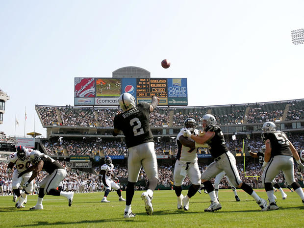 JaMarcus Russell passes the ball 