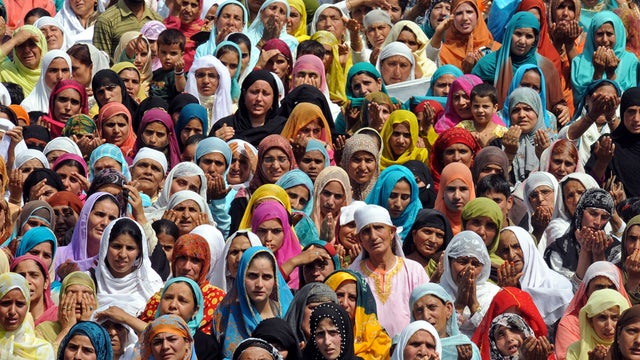 Kashmiri Muslim devotees pray at Hazratbal Shrine in Srinagar, India, June 30, 2011. 