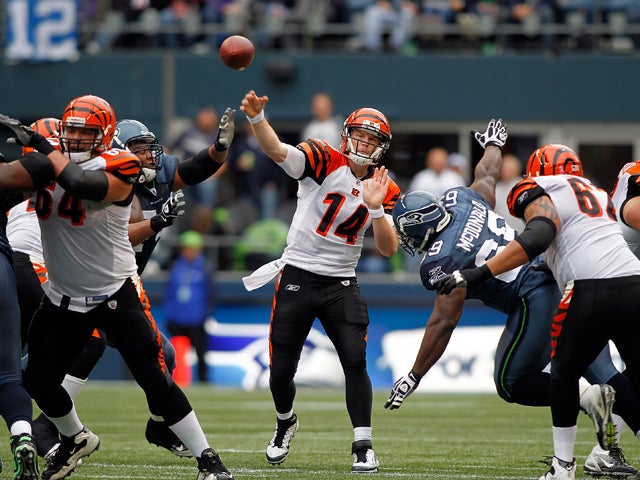 Andy Dalton throws a pas 