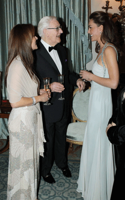 019-brit--kate--with-guests.gif 