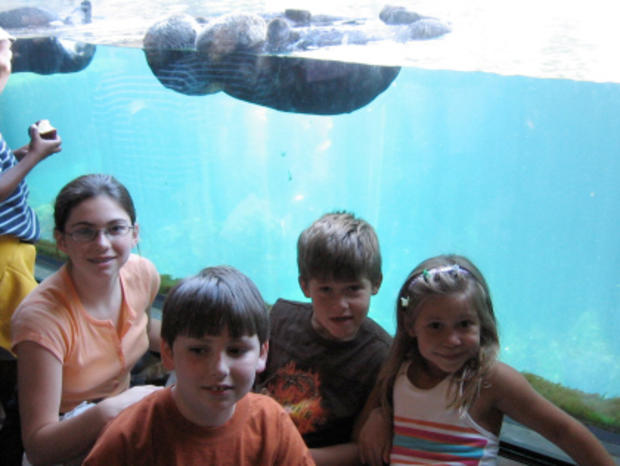 1/27/12 – Family &amp; Pets – Family Fun Guide to Weekend in Monterey – 4 kids at aquarium 