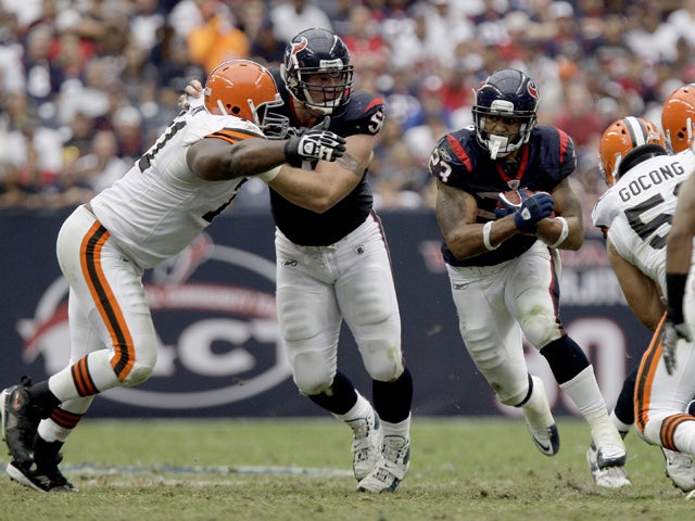 Arian Foster runs against the Browns 