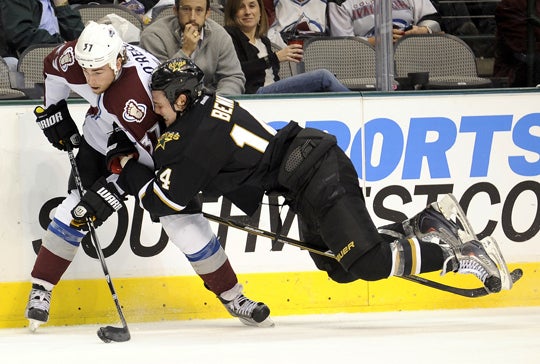 Jamie Benn defends against Ryan O'Reilly 