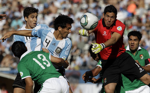 Carlos Arias stops a ball 