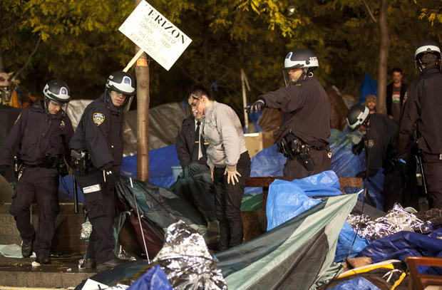 Police officers order Occupy Wall Street protesters to leave Zuccotti Park 