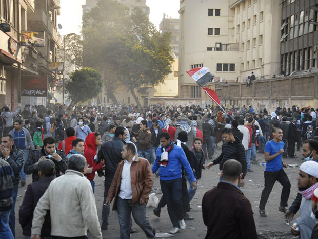 Egyptian protesters gather around Tahrir square 