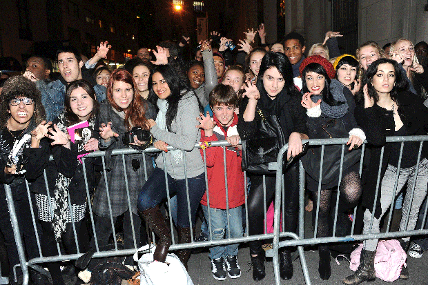 009-fans-in-line.gif 
