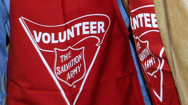 salvation-army-volunteer_56267362.jpg 
