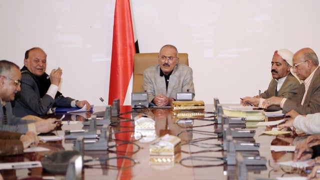 Ali Abdullah Saleh meets senior military and political officials 