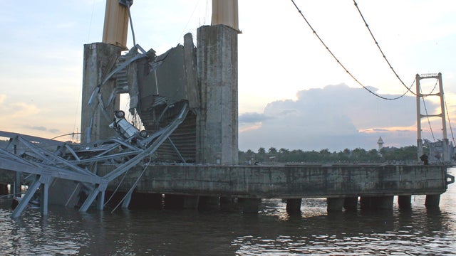 Indonesia_bridge_AP111126112585.jpg 