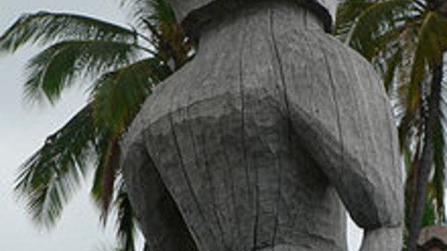 Tiki_statue_at_Pu'uhonua_o_Honaunau_National_Historic_Park.bmp 